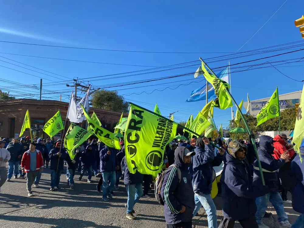 Movilización de trabajadores por las calles de Trelew