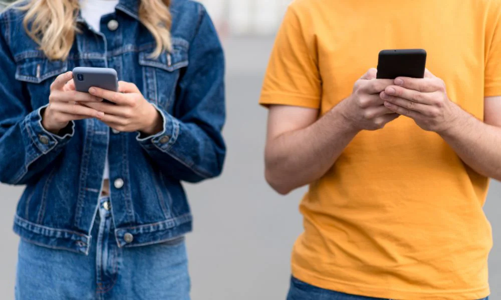 Personas usando su celular. Foto Freepik