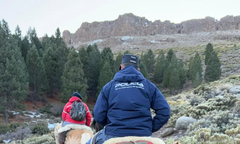 Policía y agente sanitario a caballo