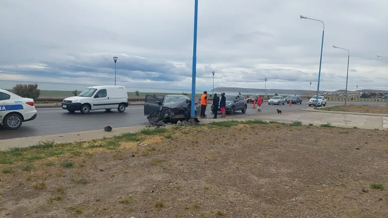 Ford Focus intentó esquivar otro auto y chocó una palma de alumbrado