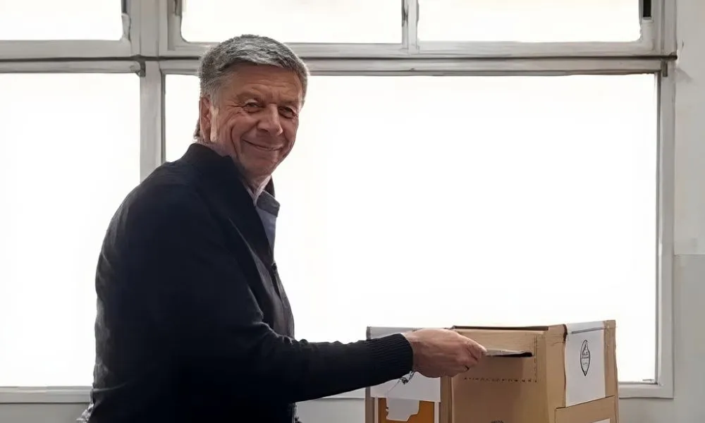 Gustavo Menna votando