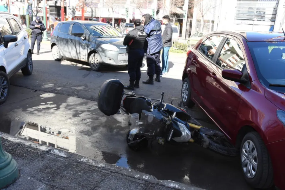 Choque auto moto Trelew policía º