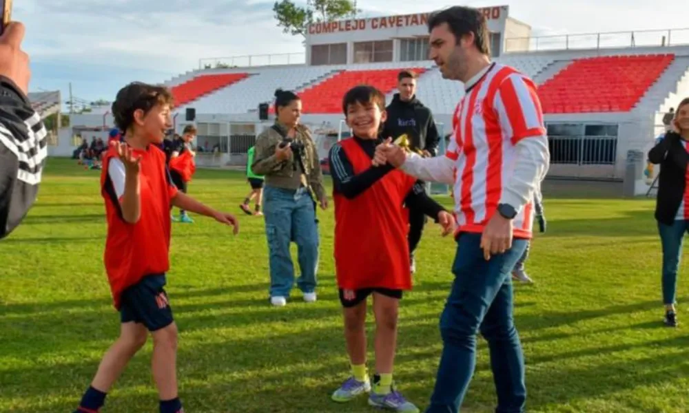 visita del gobernador al club Racing