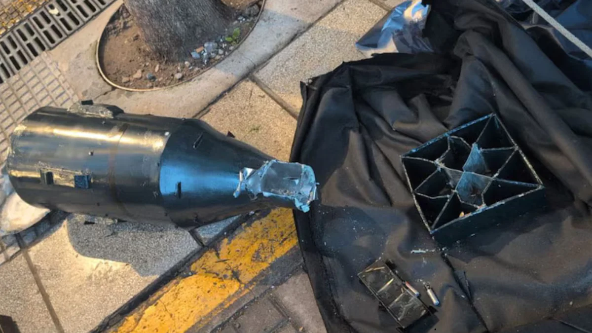 Un dispositivo que generó una falsa alarma de bomba es examinado en el suelo frente a la Cámara Criminal y Correccional.