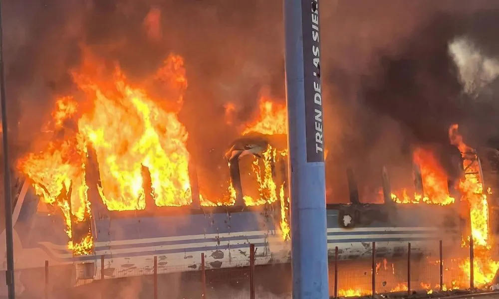Tren incendiado en Córdoba foto Clarín