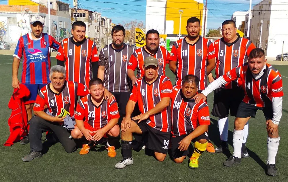 Domingo de fútbol senior en Ruca Hue. Deportivo Ian