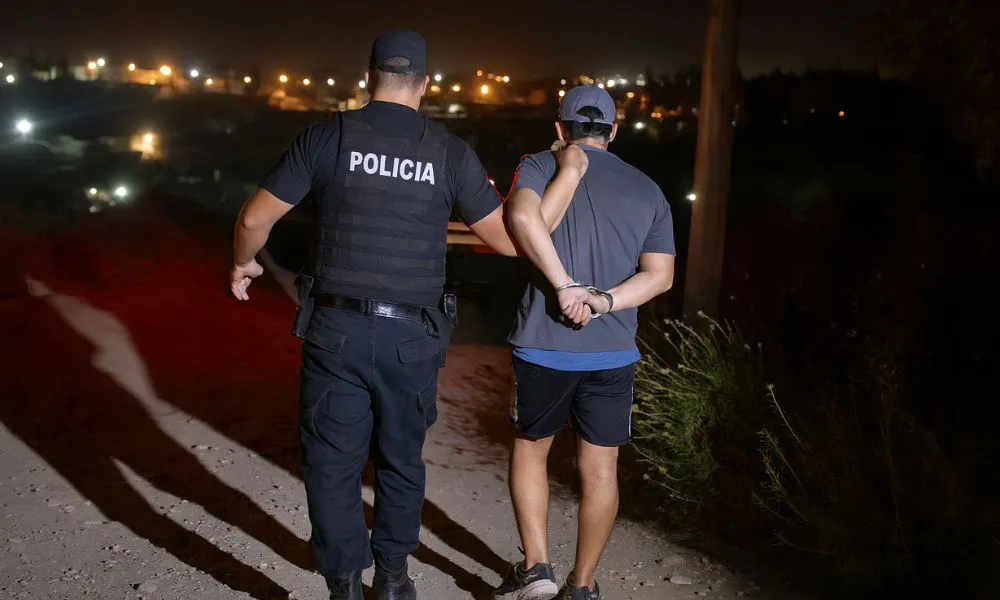 Detienen a un hombre con pedido de captura. Imagen mejorada con IA por #LA17