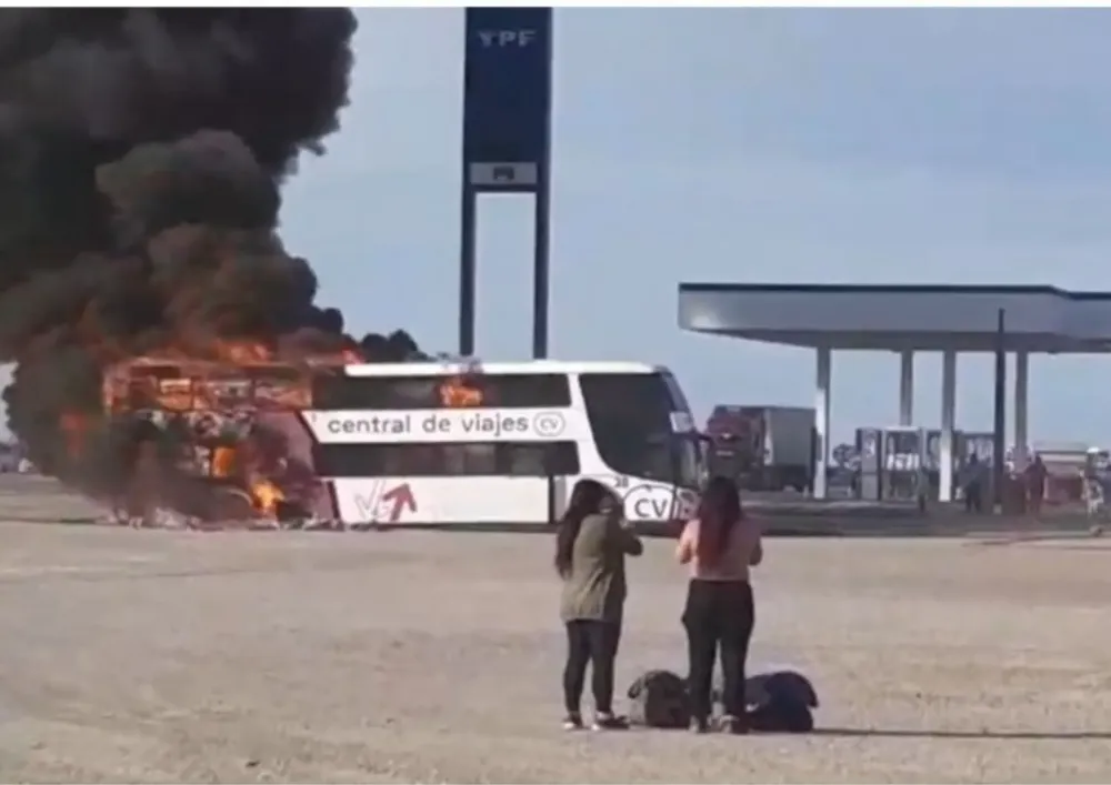 Se incendió un colectivo en la estación de servicios de RN3