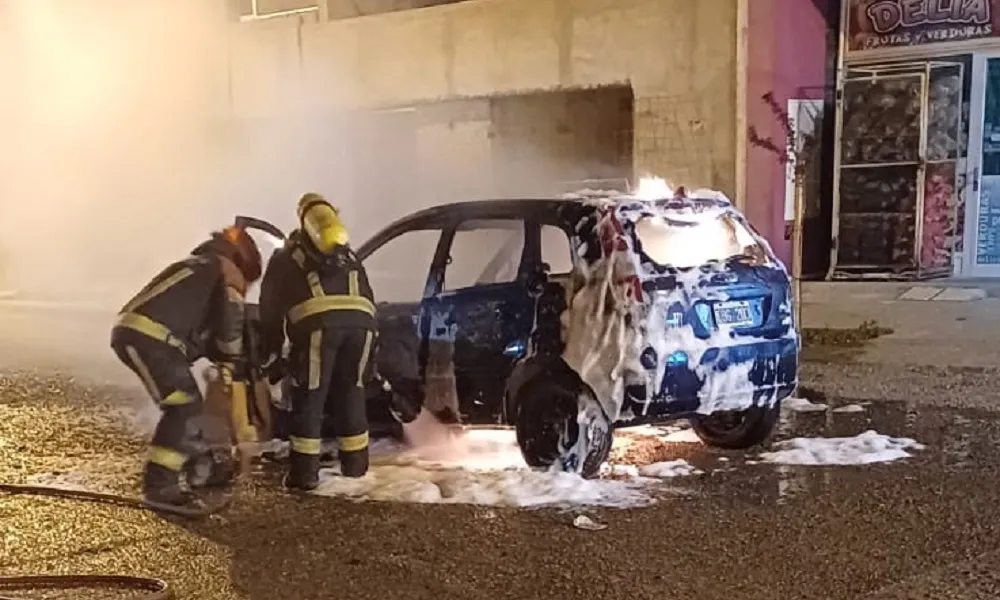 Incendio de un auto en Playa Unión