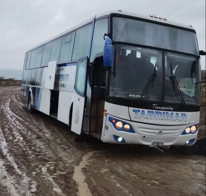 Autobús varado en Punta Loma.1