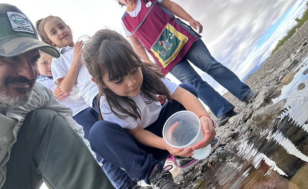 Promueven el cuidado del agua y la pesca deportiva entre estudiantes de Trevelin