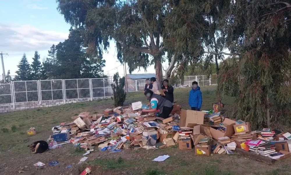 Libros en el suelo imagen Del Mar Digital