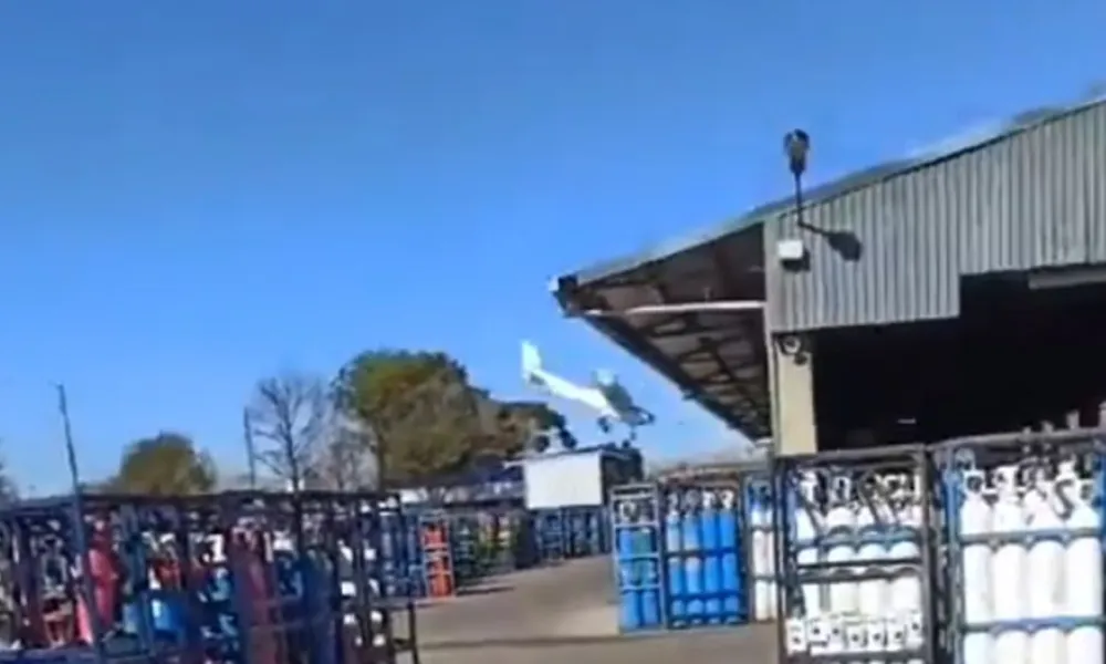 Momentos antes de que la avioneta se estrellara sobre la planta de Air Liquide