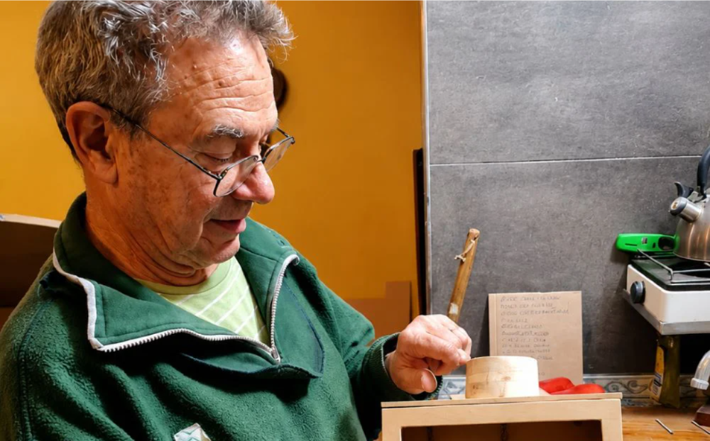 Jorge Rosenberg dedicó más de tres meses a construir un piano de cola.