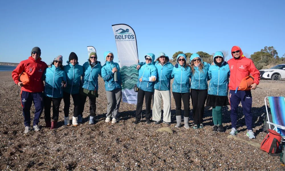 Guardavidas e integrantes del grupo Golfos, de natación de aguas abiertas