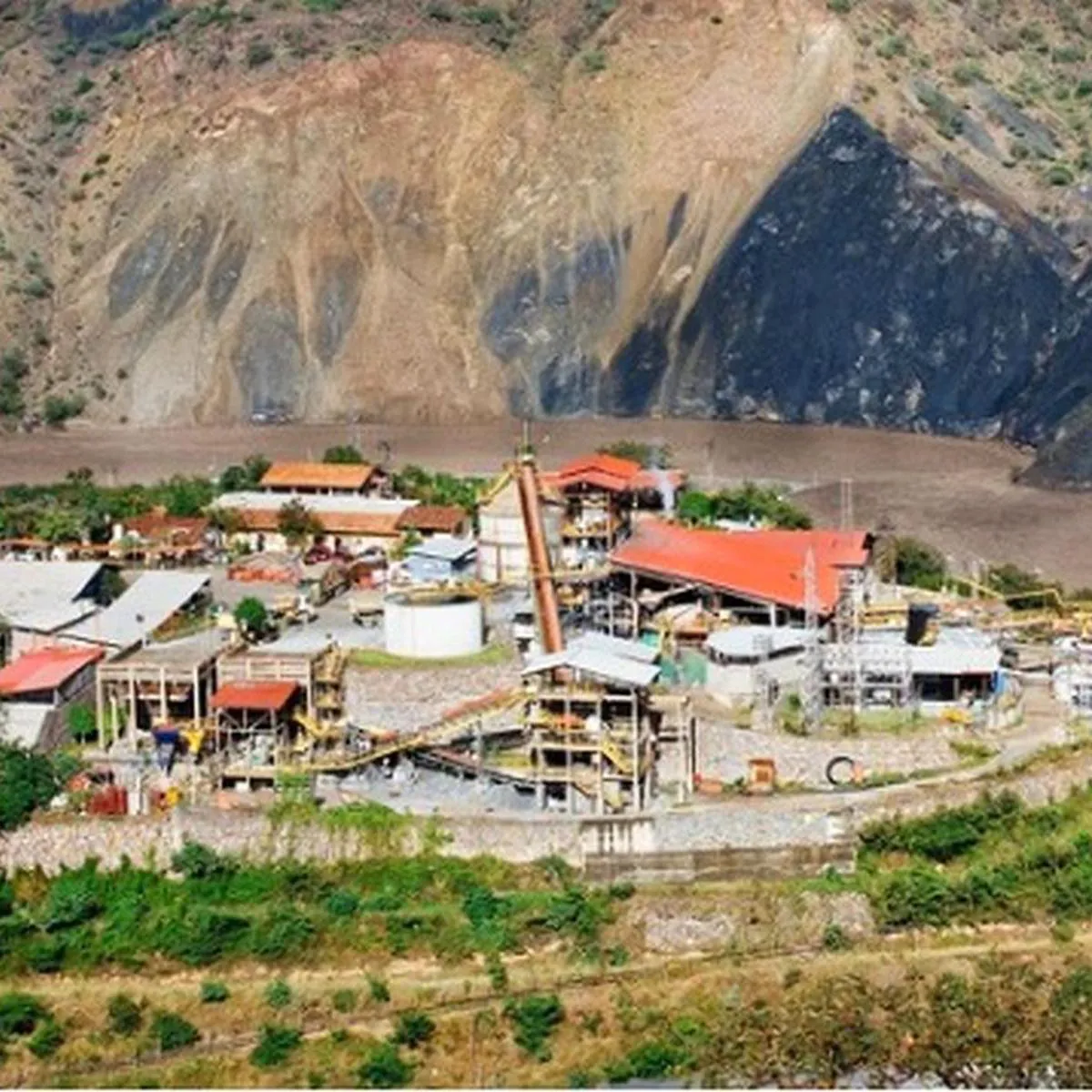 Ataque a mina peruana deja 9 muertos