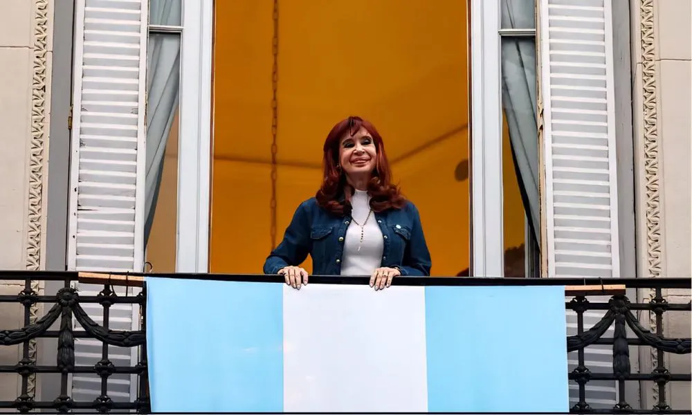 Cristina Kirchner en el balcón de su casa donde cumple condena