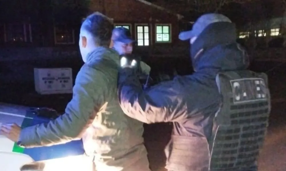 Iban en moto y uno terminó detenido