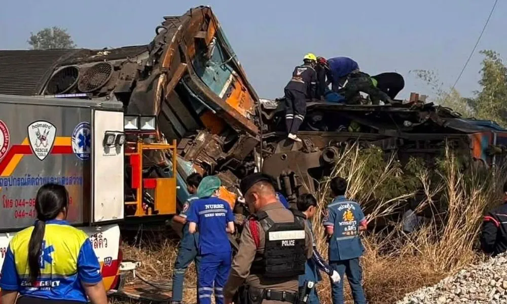 Una grúa cayó sobre un tren en Tailandia. Foto AP/State Railway of Thailand/TN