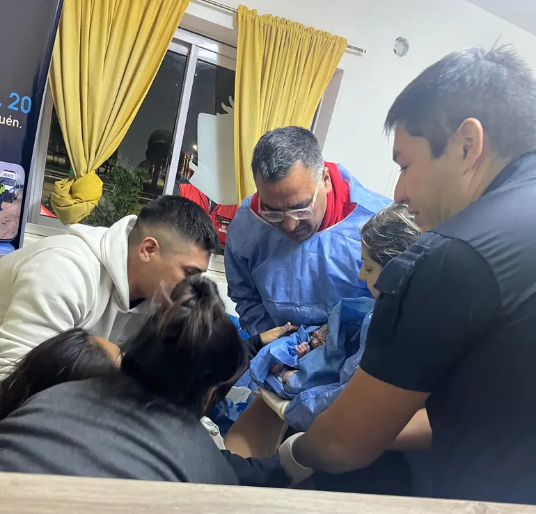 No llegó al hospital y nació en la comisaría.