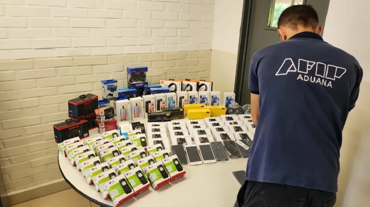 Celulares incautados por la Aduana