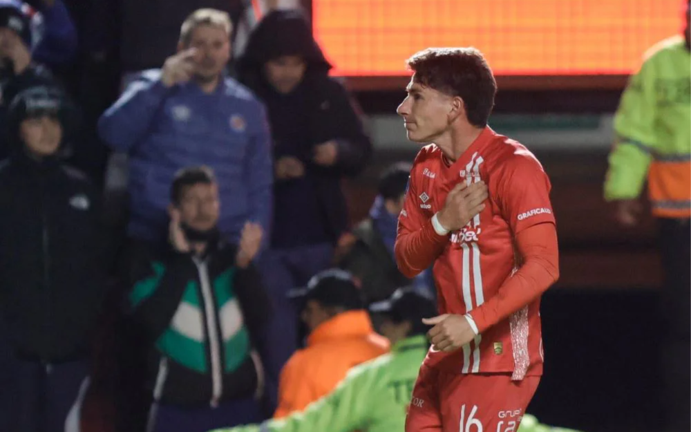 El equipo de La Paternal ganó 2-0, rompió la serie de triunfos visitantes en octavos.