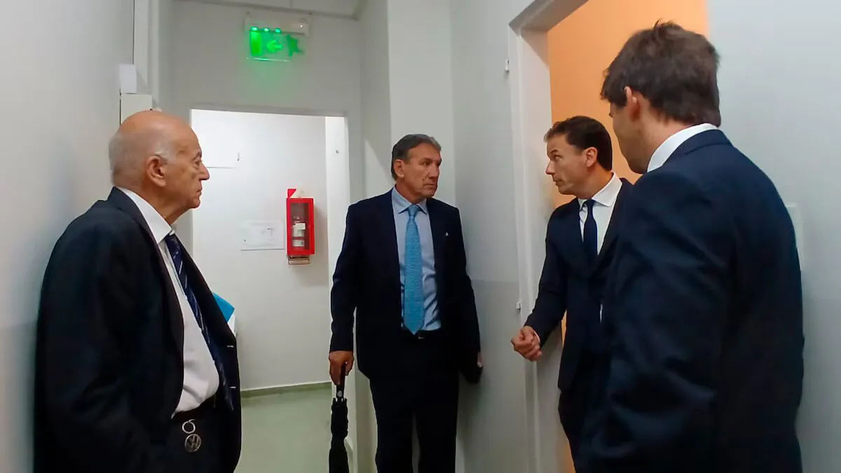 El abogado Rafael Cúneo Libarona -con paraguas- junto al representante de la querella