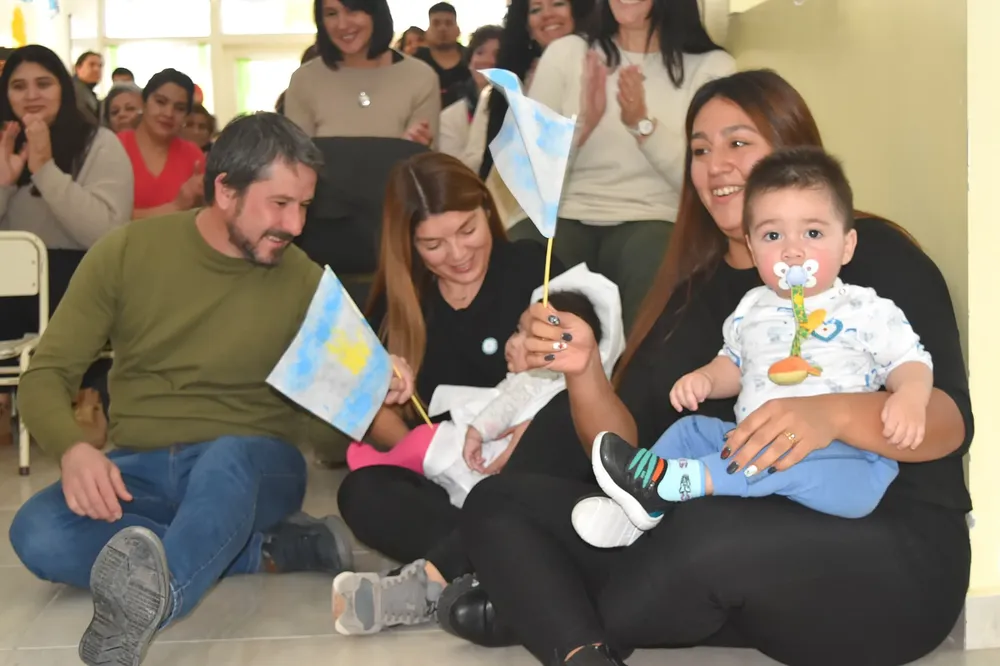 Realizan homenaje a la bandera en el jardin Pichi Ayelen