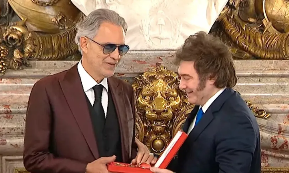 Andrea Bocelli y Javier Milei