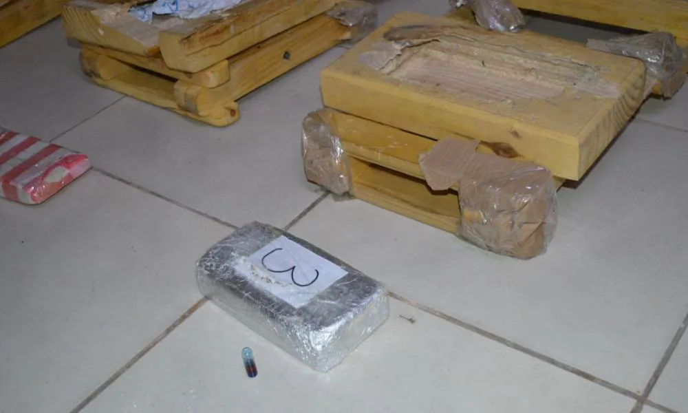 Detectan cocaína oculta en bancos y una mesa durante un control en Tucumán