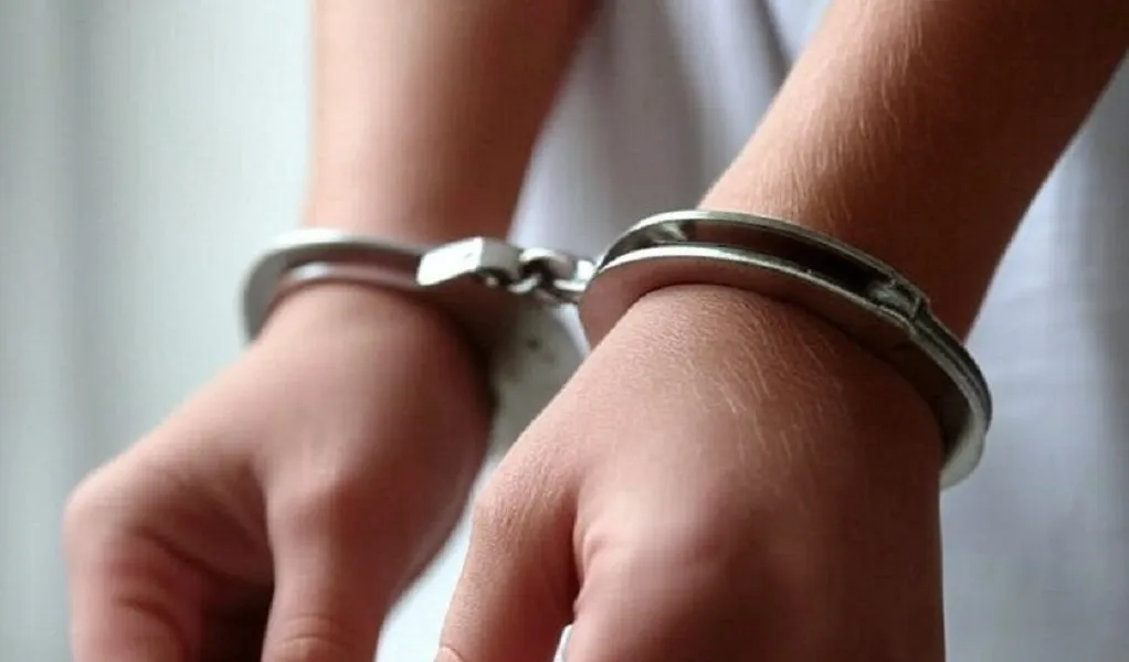 manos esposadas detenido