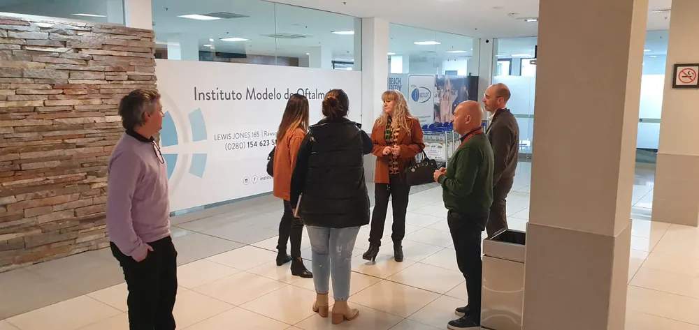 Oficina de informes turísticos en el aeropuerto