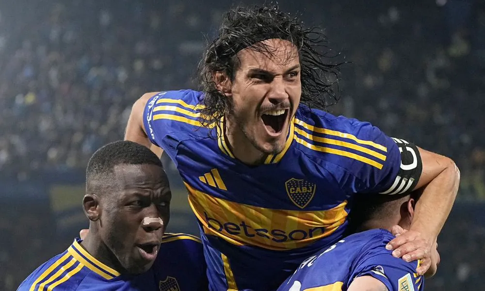 Cavani y Advincula celebran el triunfo de Boca. FOTO: X Boca Oficial