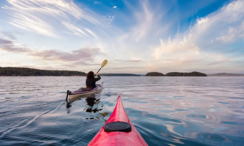 Navegar en kayak. Foto Freepik