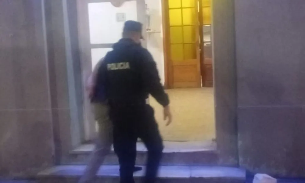 Intentó ingresar a un departamento a las patadas y terminó detenido