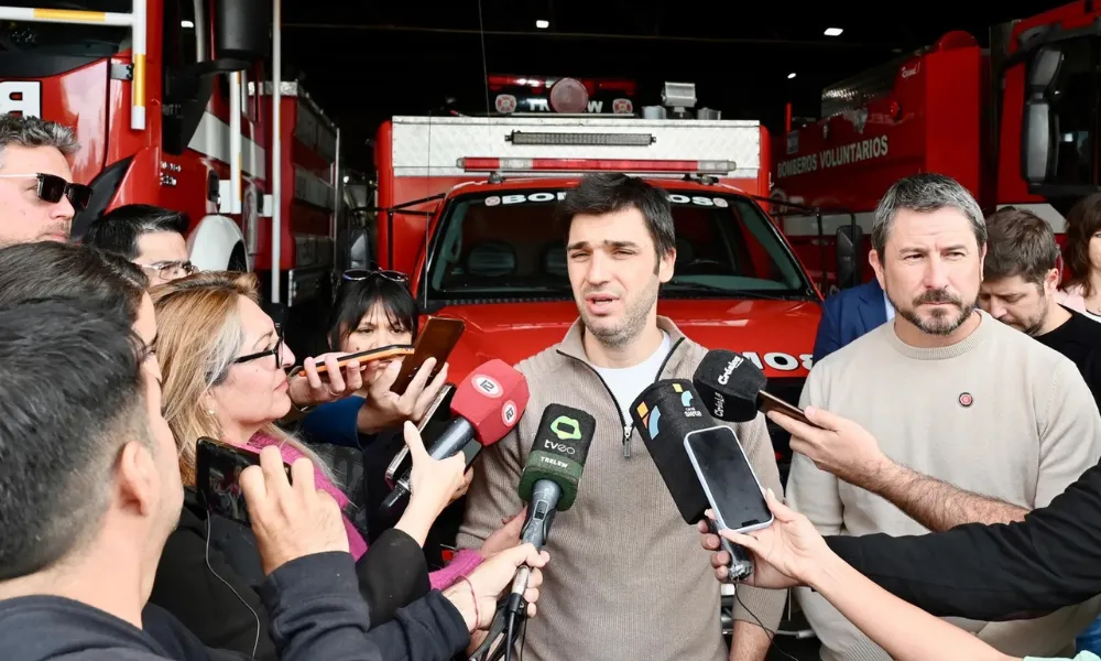 recorrida de Torres y Merino en cuartel de bomberos de Trelew