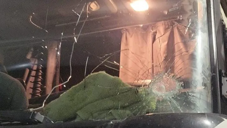Camión apedreado policía 1