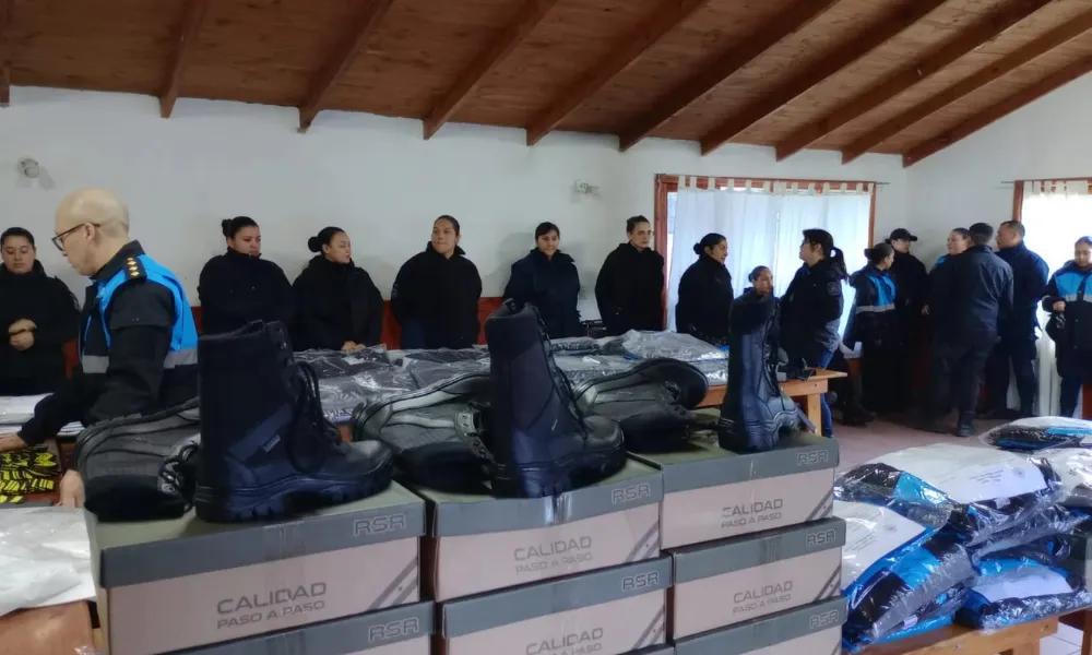 Entrega de indumentaria a policias