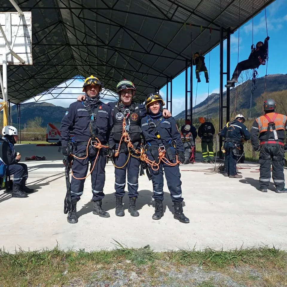 Bomberos de la comarca y Madryn se capacitan en rescate con cuerdas.
