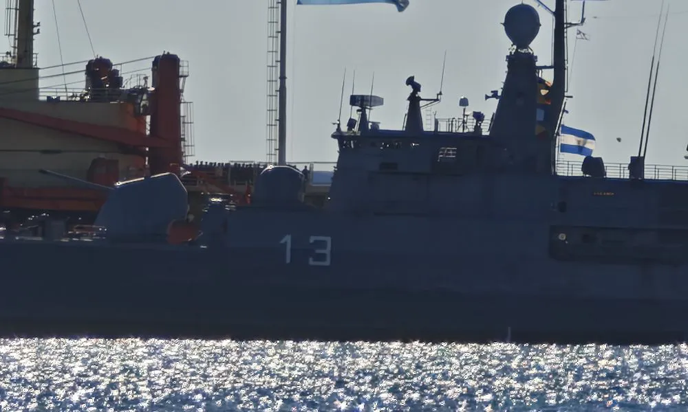 ARA IRIZAR JUNTO A SUS NAVES EN MADRYN