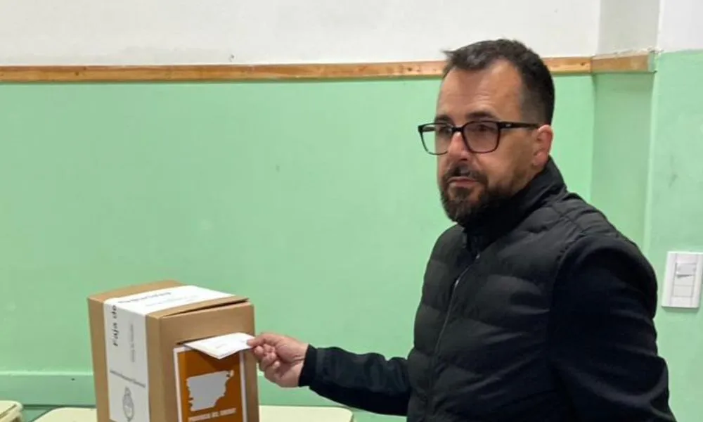 Matías Taccetta votando