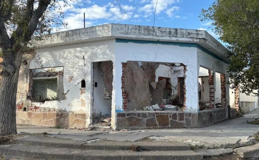 Municipio demolerá un inmueble de Rawson en estado de abandono por riesgo a la seguridad pública
