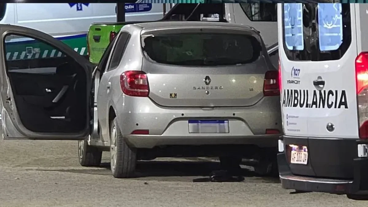 Auto estacionado en el Hospital Centenario