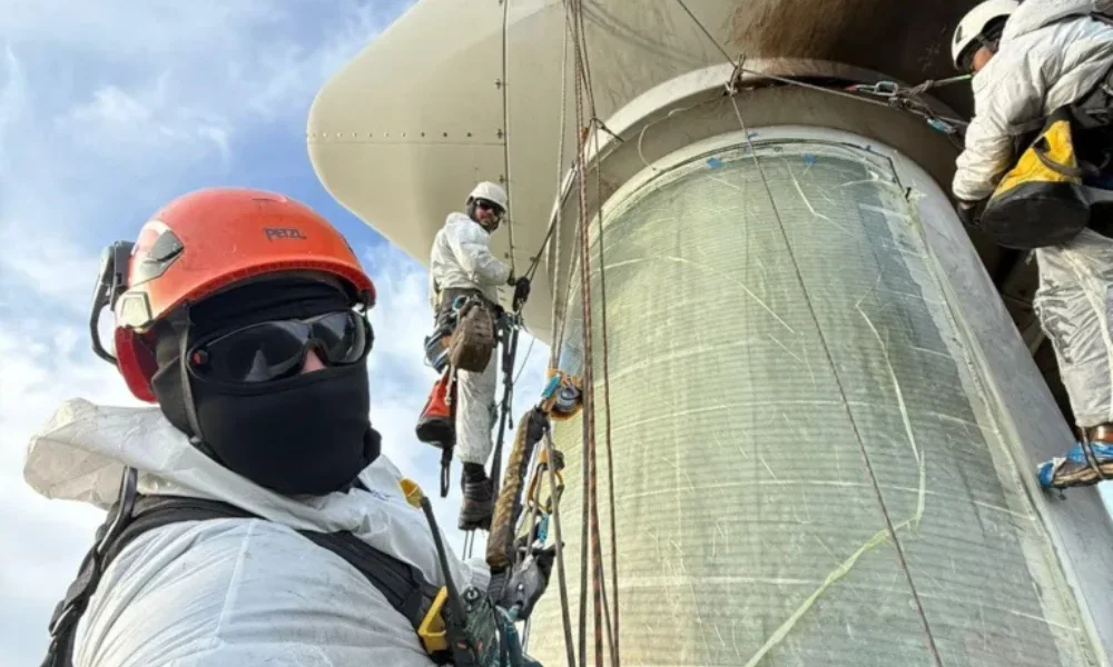 El mantenimiento de las palas de los aerogeneradores se convirtió en una tarea cada vez más necesaria.