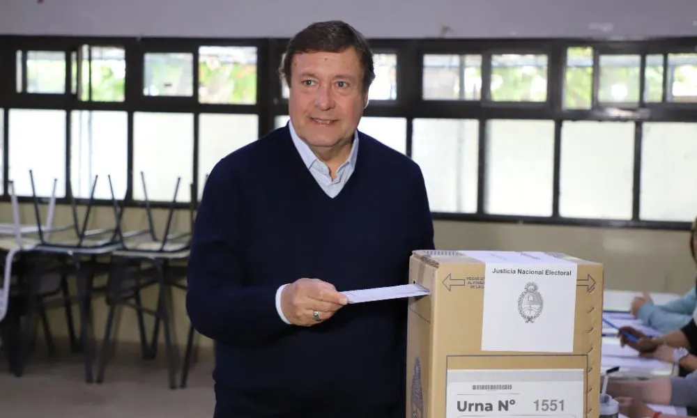 Gobernador de Río negro votando
