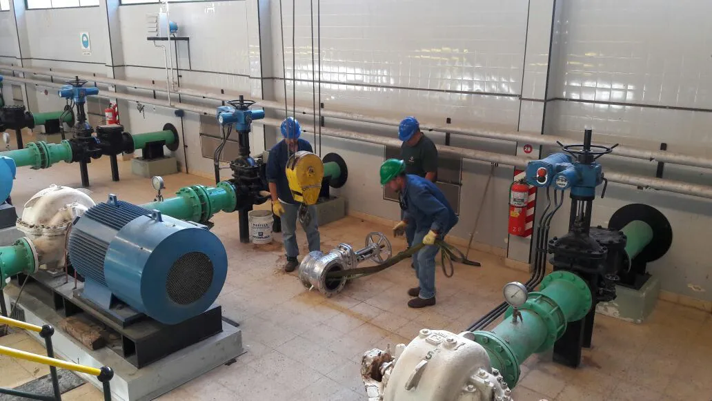 Operarios trabajando en la planta potabilizadora