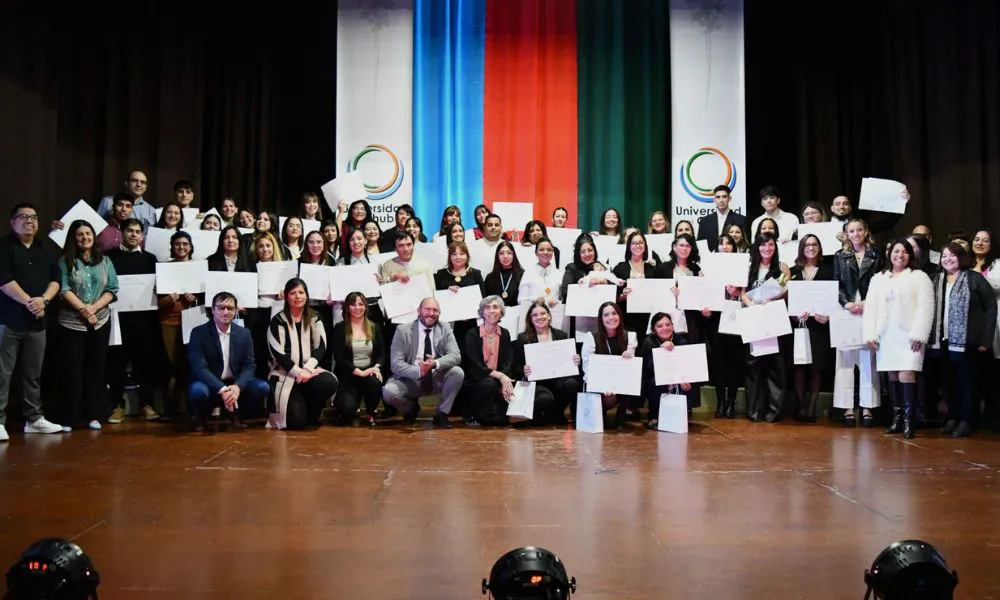 Entrega de diplomas en la Universidad del Chubut