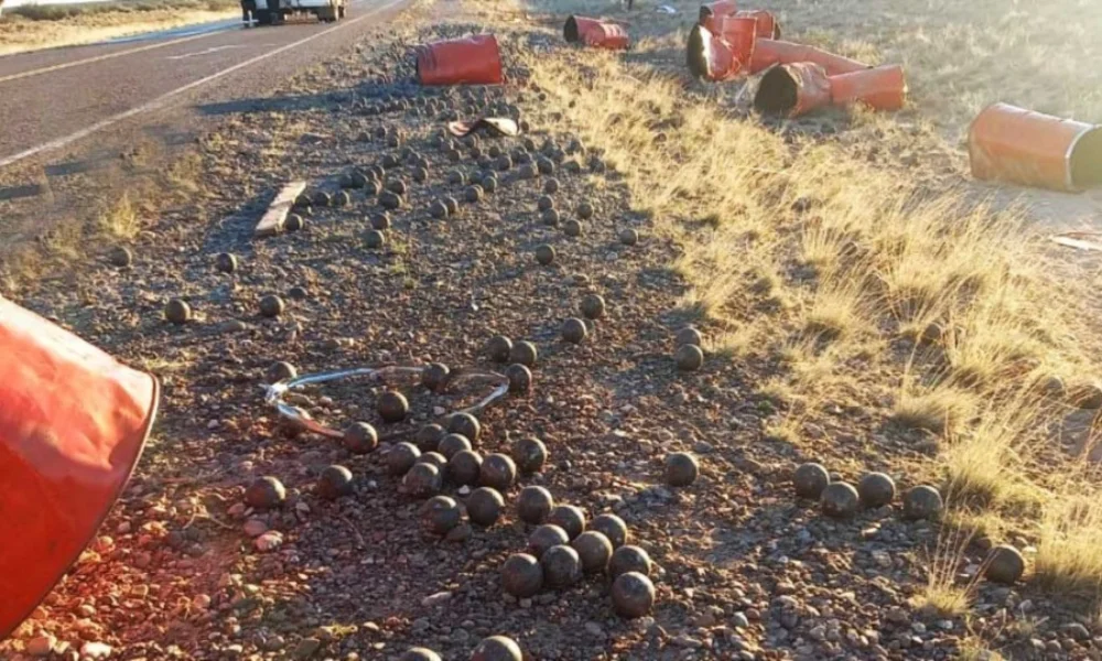 Bolas de acero sobre la banquina en ruta 3