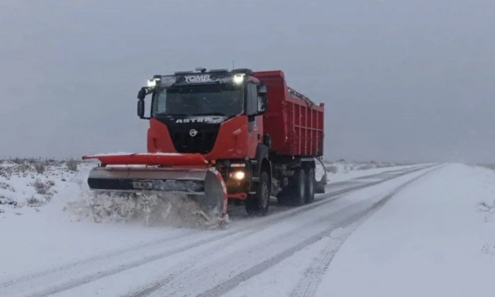 Camión barre nieve en la ruta