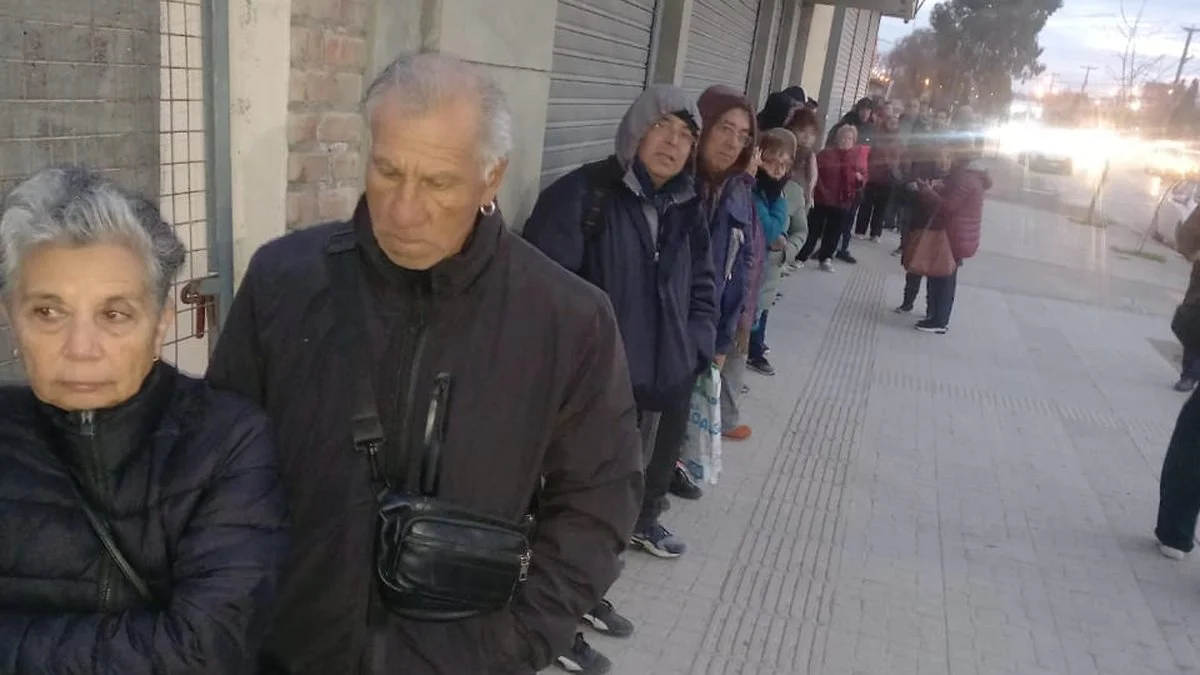Filas de madrugada por el colapso de PAMI en Madryn